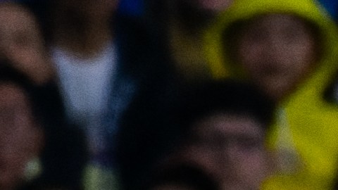 Emilio Lara, defensa del América disputando un balón con el chileno Sebastián Vegas, tendrá que seguir jugando en las inferiores de las Águilas. Foto: Diego Padilla