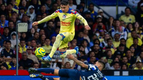 Emilio Lara, defensa del América disputando un balón con el chileno Sebastián Vegas, tendrá que seguir jugando en las inferiores de las Águilas. Foto: Diego Padilla