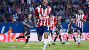 Víctor 'Pocho' Guzmán en el festejo del segundo gol con que Chivas venció a Atlético de San Luis.
