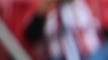 El momento exacto en que Antonio 'Pollo' Briseño anota con remate de cabeza el primer gol de las 'Chivas'. Foto:Etzel Espinosa.