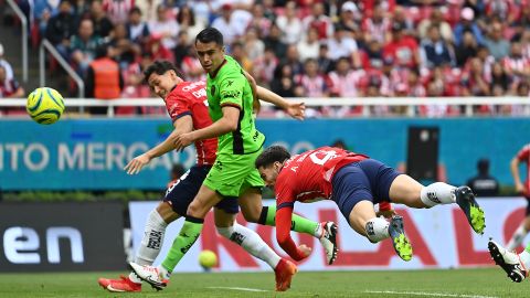 El momento exacto en que Antonio 'Pollo' Briseño anota con remate de cabeza el primer gol de las 'Chivas'. Foto:Etzel Espinosa.