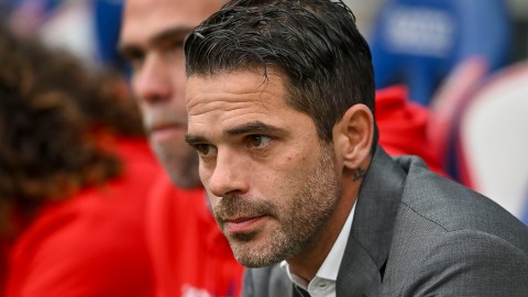 Zapopan, Jalisco, 10 de febrero de 2024. Fernando Gago, director técnico durante el partido correspondiente a la jornada 6 del torneo Clausura 2024 de la Liga BBVA MX, entre las Chivas rayadas del Guadalajara y los Bravos de Juárez, celebrado en el estadio Akron.