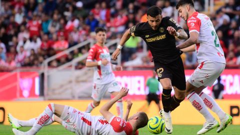 Alexis Vega y Emilio Martínez, durante el duelo correspondiente a la jornada 6 del Torneo Clausura 2024, entre los rayos del Necaxa y los Diablos rojos del Toluca, realizado en el estadio Victoria.