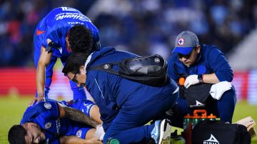 El uruguayo Gabriel Fernández justo en el momento de ser atendido de la grave lesión en la rodilla durante el duelo contra Atlético San Luis. Foto: Rafael Vadillo