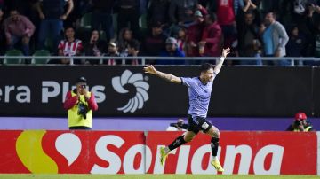 El paraguayo Luis Amarilla festeja el gol del empate que arrebató la victoria a las Chivas. Foto:Rafael Vadillo/Imago7