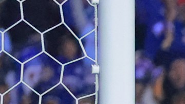 El momento del festejo de Ignacio Rivero de Cruz Azul con el autogol de Diego Reyes de Tigres, quien yace abatido después de anidar el balón en su propia meta. Foto:Manlio Contreras