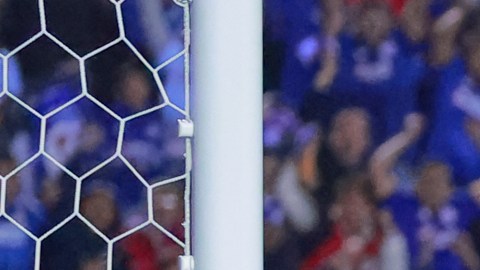 El momento del festejo de Ignacio Rivero de Cruz Azul con el autogol de Diego Reyes de Tigres, quien yace abatido después de anidar el balón en su propia meta. Foto:Manlio Contreras