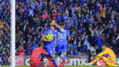 El momento del festejo de Ignacio Rivero de Cruz Azul con el autogol de Diego Reyes de Tigres, quien yace abatido después de anidar el balón en su propia meta. Foto:Manlio Contreras