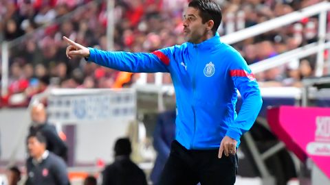 Fernando Gago, director técnico argentino de las Chivas de Guadalajara, impartiendo instrucciones al costado del terreno de juego.