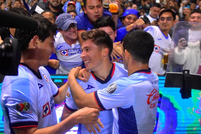 El volante ofensivo de Cruz Azul Rodrigo Huescas festeja con sus compañeros Alexis Gutiérrez y Erick Lira el segundo gol sobre León. Al final la Máquina se impuso 2-3. Foto: Ramón Balandrán/Imago7