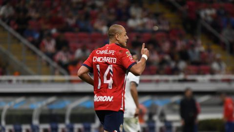Javier Hernández debutó tras 14 años con las Chivas en Guadalajara.