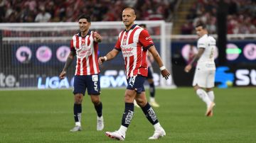 Chicharito Hernández (al centro) ingresó de cambio al minuto 87,