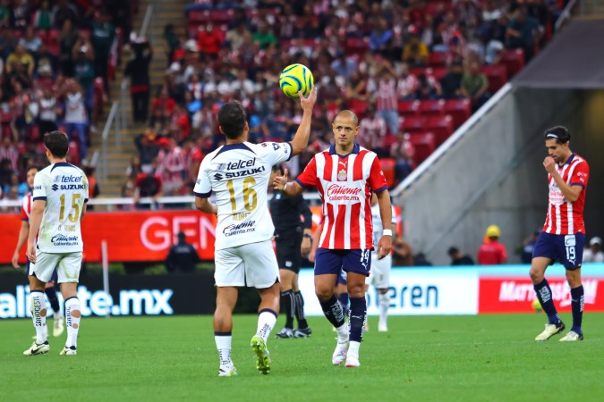 Javier "Chicharito" Hernández ingresó en el minuto 88 durante la victoria de las Chivas ante los Pumas (3-1).