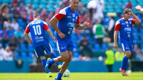 El ex defensa de Cruz Azul José Luis Sixtos vivió en carne propia la lucha contra el cáncer.