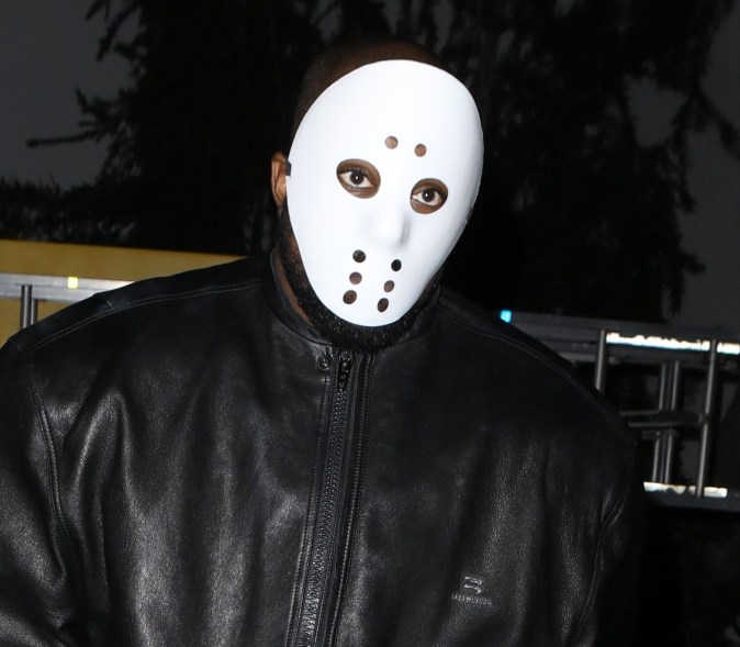 Kanye West con una máscara de Jason por Los Ángeles.