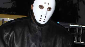Kanye West con una máscara de Jason por Los Ángeles.
