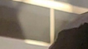 Kanye West en LAX luciendo su dentadura de Titanio.