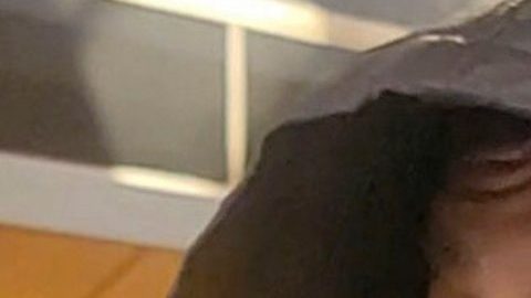 Kanye West en LAX luciendo su dentadura de Titanio.
