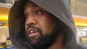Kanye West en LAX luciendo su dentadura de Titanio.