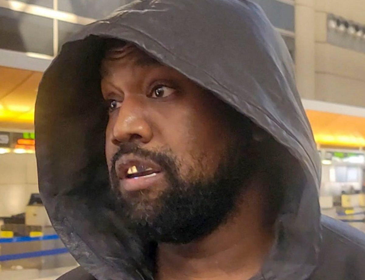 Kanye West en LAX luciendo su dentadura de Titanio.