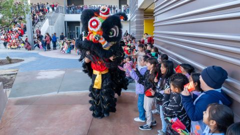 Los latinos en el distrito escolar están aprendiendo el idioma mandaarín.