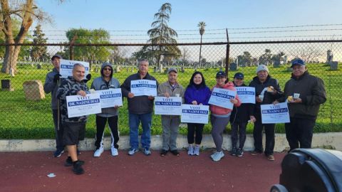 Dra. Nardine Díaz con miembros de la comunidad del distrito 14.