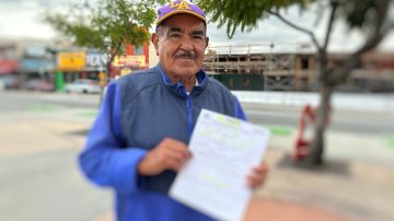 Roberto Mendoza lleva dos meses esperando por su credencial de votar mexicana. (Araceli Martínez/La Opinión)