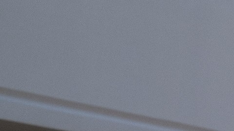 Chiklet Azevedo lidera los cantos del piquete en el aeropuerto John Wayne en Santa Ana.