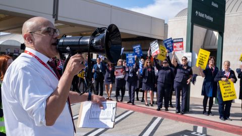 Chiklet Azevedo lidera los cantos del piquete en el aeropuerto John Wayne en Santa Ana.