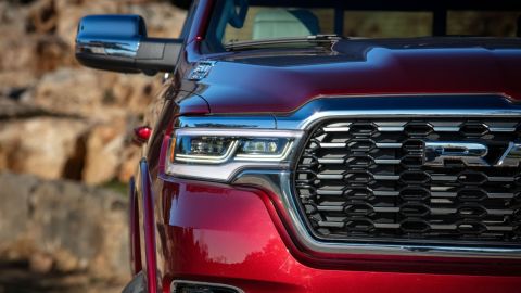 La 2025 RAM 1500 trae un diseño de parrilla diferente para cada versión.