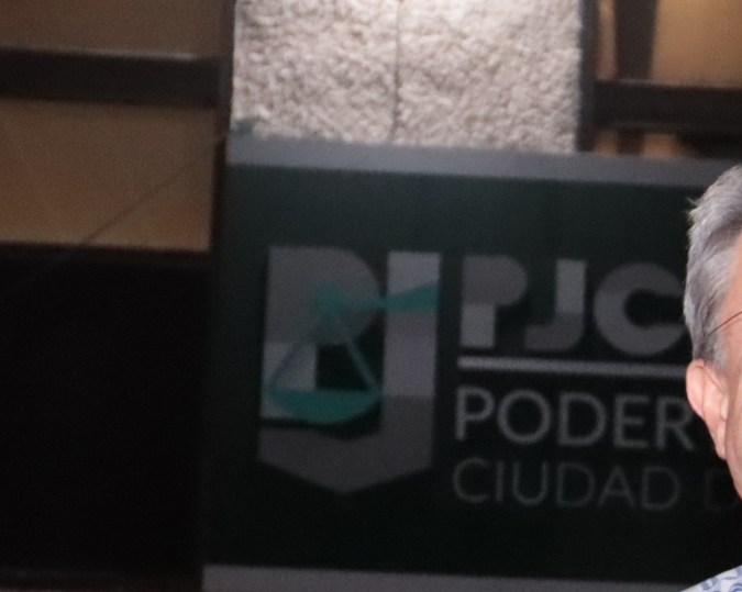 Periodista Carlos Loret de Mola acude a juzgado para encararse ante hermano del presidente López Obrador
