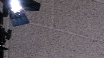 Elle Figard posa mientras José Cano dibuja durante una sesión de dibujos de la vida en el centro de arte SELA en Bell.