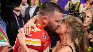 Travis Kelce besa a Taylor Swift después de la victoria de Kansas City en el Super Bowl 58.
