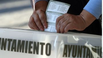 Para que un mexicano pueda votar desde el extranjero es necesario que cuente con credencial de elector vigente y entrar a la página votoextranjero.mx.