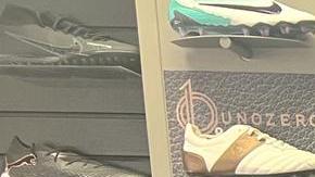 El fino delantero Adrián Camacho con las playeras que lo llevaron al estrellato en el fútbol mexicano. Foto: Cortesía Adrián Camacho.