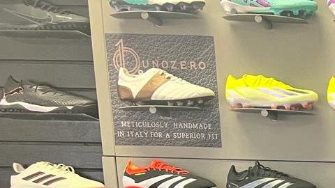 El fino delantero Adrián Camacho con las playeras que lo llevaron al estrellato en el fútbol mexicano. Foto: Cortesía Adrián Camacho.