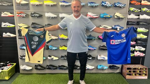 El fino delantero Adrián Camacho con las playeras que lo llevaron al estrellato en el fútbol mexicano. Foto: Cortesía Adrián Camacho.