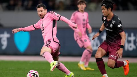 Tokyo (Japan), 07/02/2024.- Inter Miami's forward Lionel Messi (L) in action during a friendly soccer match between Inter Miami and Vissel Kobe in Tokyo, Japan, 07 February 2024. (Futbol, Amistoso, Japón, Tokio) EFE/EPA/FRANCK ROBICHON