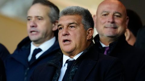 El presidente del FC Barcelona, Joan Laporta, en el palco durante el partido de la jornada 20 de LaLiga contra el Osasuna el miércoles en Montjuic.