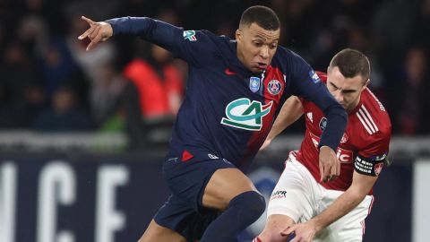 Paris (France), 07/02/2024.- Paris Saint Germain's Kylian Mbappe (L) in action during the Coupe de France round of 16 soccer match between Paris Saint Germain (PSG) and Brest at Parc des Princes in Paris, France, 07 February 2024. (Francia) EFE/EPA/Mohammed Badra