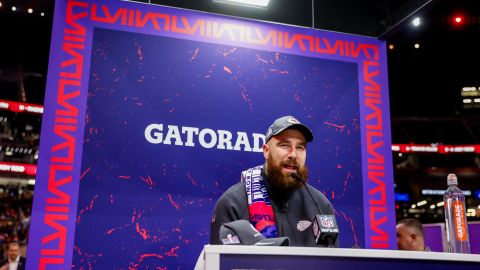 Las Vegas (United States), 05/02/2024.- Kansas City Chiefs tight end Travis Kelce participates in the National Football League's Super Bowl LVIII Opening Night event at Allegiant Stadium in Las Vegas, Nevada, USA, 05 February 2024. The AFC champion Kansas City Chiefs face the NFC champion San Francisco 49ers in Super Bowl LVIII at State Allegiant Stadium in Las Vegas, Nevada, 11 February 2024. EFE/EPA/CAROLINE BREHMAN