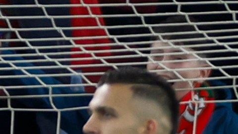 El defensor del Athletic, Yuri Berchiche, celebra el primer gol de su equipo durante el partido de LaLiga ante el Mallorca en San Mamés.