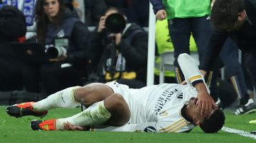 El mediocampista del Real Madrid, Jude Bellingham, cayó lesionado durante el encuentro correspondiente a la jornada 24 de LaLiga que disputaron ante el Girona en el estadio Santiago Bernabéu.