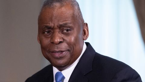 Lloyd Austin reaparece; secretario de Defensa se disculpa por el manejo del diagnóstico de cáncer