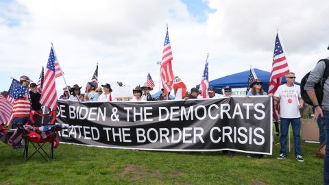 Una caravana de protesta contra la inmigración exige mayor control fronterizo en San Ysidro, California.