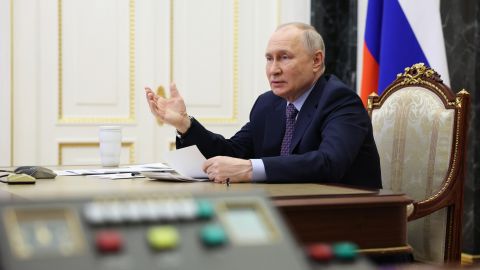 Putin cree que usar el dólar como arma política ha sido "enorme error estratégico" de EE.UU.