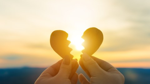 signos zodiacales que siguen con el corazón roto