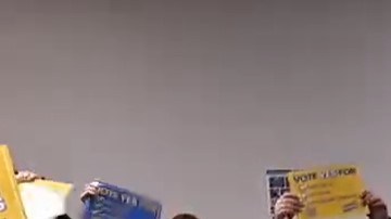 Estudiantes en Sacramento celebran la sindicalización de los alumnos universitarios.