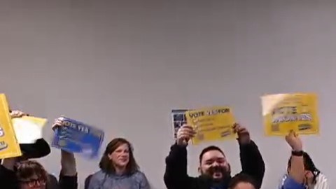 Estudiantes en Sacramento celebran la sindicalización de los alumnos universitarios.