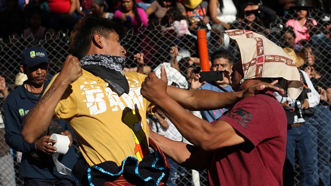 Peleas a puño limpio en Carnaval de Zitlala